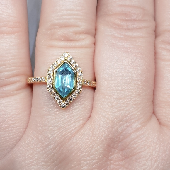🎀18k Aquamarine Ring - Picture 5 of 7